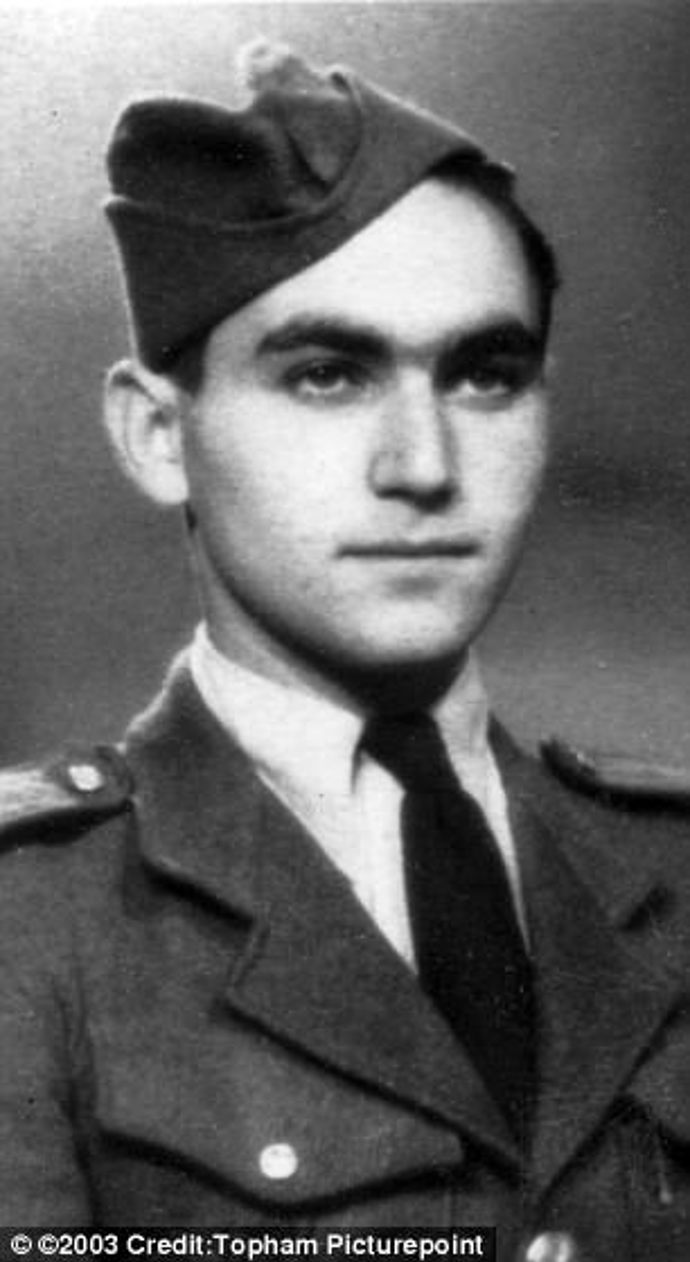 Tadeusz Wiejowski se do tábora se dostal 14. června 1940 v prvním transportu polských vězňů vypraveném z vězení v Tarnově. Bylo mu přiděleno vězeňské číslo 220. 