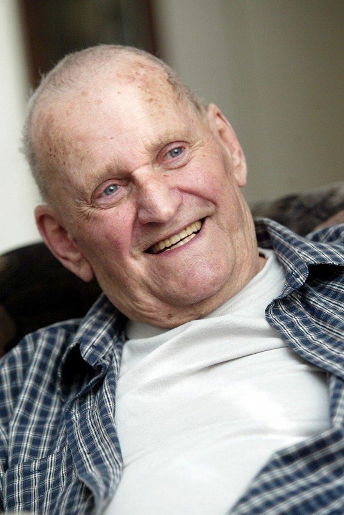 Od roku 1954 účinkoval v pražském Divadle S. K. Neumanna a v letech 1959 až 1990 v Divadle na Vinohradech.