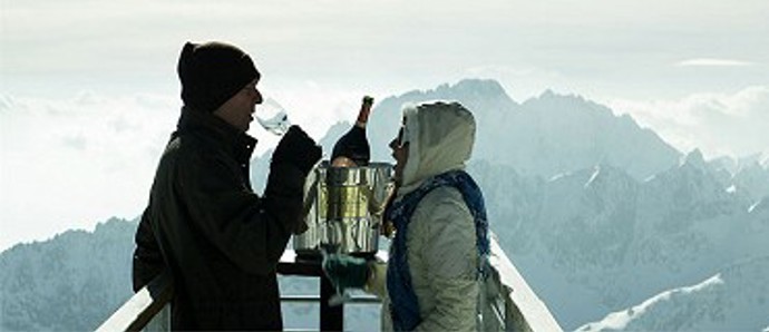 Film vypráví příběh tří sourozenců – státního zástupce Cyrila (Miroslav Donutil), Bruna (Michal Vladyka) a reportérky Anety (Vanda Hybnerová), z důvodu předčasné smrti rodičů mají silnější pouto, než bývá zvykem. 