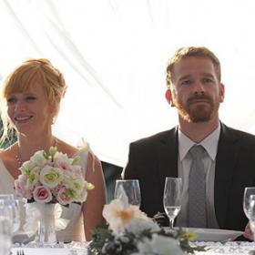 Pak je svědkem scény, kdy chlapec týrá malou holčičku a on tvrdě zasáhne. Matce pak řekne, že to bylo v rámci hry a chlapce osočí ze lži.