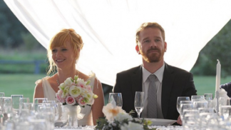 Pak je svědkem scény, kdy chlapec týrá malou holčičku a on tvrdě zasáhne. Matce pak řekne, že to bylo v rámci hry a chlapce osočí ze lži.