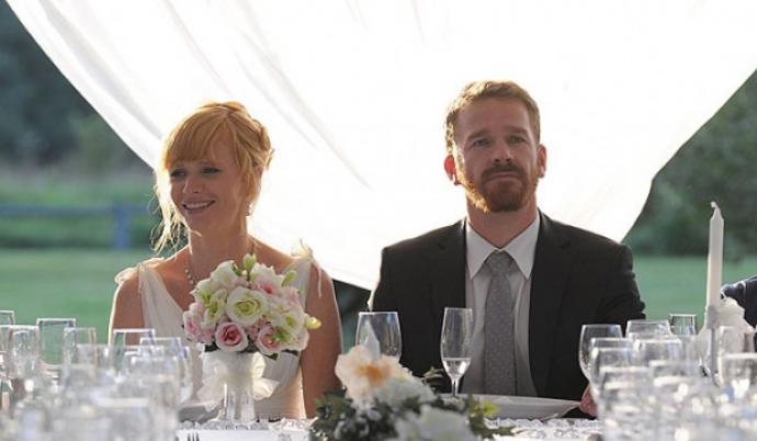 Pak je svědkem scény, kdy chlapec týrá malou holčičku a on tvrdě zasáhne. Matce pak řekne, že to bylo v rámci hry a chlapce osočí ze lži.