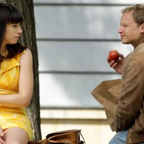 Aby zachránil svou lásku Evu proti represím StB, podepíše „smlouvu s ďáblem“.