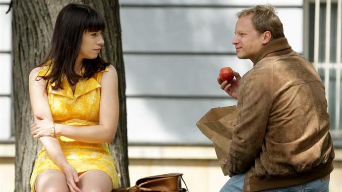 Aby zachránil svou lásku Evu proti represím StB, podepíše „smlouvu s ďáblem“. 