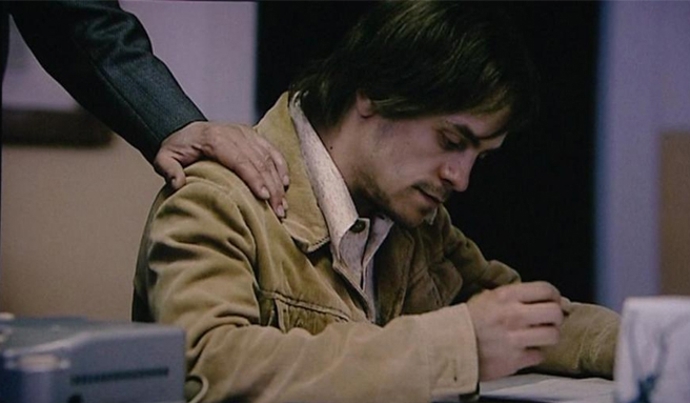 Jeho tehdejší velitelé jsou dnes mocnými muži a Adamovo svědectví by bylo velmi nepohodlné.