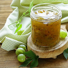 Angreštový džem:

Suroviny:

5 - 10 balíčků vanilkového cukru
50 ml rumu
2 kg nezralého angreštu
90 dkg cukru krystal.

Postup:

Nezralý angrešt pomeleme na mlýnku na ovoce. Na marmeládu potřebujeme 1 litr vylisované šťávy. Získanou šťávu z angreštu zahřejeme k bodu varu. Po částech vsypeme cukr a snažíme se, abychom nepřerušili bod varu. Povaříme asi 5 minut, vmícháme vanilkové cukry a odstavíme. Sebereme nežádoucí pěnu a vmícháme rum.

Marmeládu naplníme do malých skleniček a sterilujeme 15 minut při 85 °C.

Angreštovou marmeládu s rumem používáme podle libosti. 

Je-li angrešt už zralý, přidáme jeden Želírfix 1:1. Pro zachování vanilkového aroma je lepší použít vanilkový cukr nebo lusk.