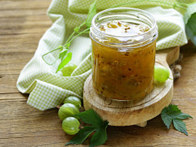 Angreštový džem:

Suroviny:

5 - 10 balíčků vanilkového cukru
50 ml rumu
2 kg nezralého angreštu
90 dkg cukru krystal.

Postup:

Nezralý angrešt pomeleme na mlýnku na ovoce. Na marmeládu potřebujeme 1 litr vylisované šťávy. Získanou šťávu z angreštu zahřejeme k bodu varu. Po částech vsypeme cukr a snažíme se, abychom nepřerušili bod varu. Povaříme asi 5 minut, vmícháme vanilkové cukry a odstavíme. Sebereme nežádoucí pěnu a vmícháme rum.

Marmeládu naplníme do malých skleniček a sterilujeme 15 minut při 85 °C.

Angreštovou marmeládu s rumem používáme podle libosti. 

Je-li angrešt už zralý, přidáme jeden Želírfix 1:1. Pro zachování vanilkového aroma je lepší použít vanilkový cukr nebo lusk.