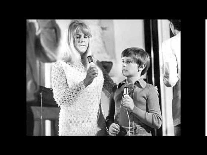 Eva Pilarová byla potřetí vdaná. Prvním manželem byl v letech 1960–1964 hudebník Milan Pilar. Z prvního manželství pochází syn Milan.