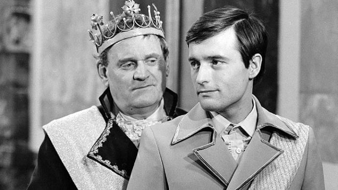 Svou hereckou kariéru zahájil jako člen dramatické skupiny Armádního uměleckého souboru Víta Nejedlého (1945–1947), v Divadle pracujících ve Zlíně (1947–1952) a v divadle v Ostravě (1952–1954).