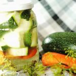 Nakládaná zelenina:
Suroviny:
1 ks květák
3 ks mrkev
3 ks cibule malá, prům. asi 3 cm
4 ks rajčata malá, ještě pevná, ne úplně dozrálá, žlutá až oranžová
3 ks paprika
4 ks kozí rohy
5 ks feferonka
1 ks kořen petržele
1 ks celer bulva
3 stroužek česnek
40 g sůl
1 l voda.
Postup:
Svaříme vodu se solí na 4% roztok (na 1 l vody 40 g soli) a necháme vychladnout. Zeleninu oloupeme a očistíme. Květák rozebereme na menší růžičky, mrkev a petržel nakrájíme na 2 - 3cm kousky, celer na 1cm plátky a ty na 2 - 3cm velké kousky. Zeleninu naskládáme do 2- nebo 5litrových lahví, skládáme těsně k sobě a zlehka je stiskneme dolů. Nahoře uděláme věneček z celerového listí a vše zajistíme dřevěnými nebo umělohmotnými pružnými proužky (pérky) tak, aby po zalití vychladlým roztokem zůstala zelenina potopená a nevyplavávala na hladinu. Naplněné sklenice se nechají stát při pokojové teplotě (nejlépe na nějakém tácu či plechu, při kvašení se stane, že voda "přešumí") tak dlouho, dokud neproběhne proces mléčného kvašení (podle teploty v místnosti tak 5 - 6 dní). Láhve se v tuto dobu nezavírají, víčko se na ně jen položí, aby se do láhví neprášilo či nespadl dovnitř nějaký hmyz. Pokud se udělá souvislý povlak, tak dolijeme solný roztok tak, až ho odstraníme (přeteče z láhve ven). Tekutina má být cca 1 cm nad zeleninou. Jakmile proběhne proces kvašení (tekutina se vyčistí - vyčeří), nasazovacími umělohmotnými víčky sklenice uzavřeme (nezavírat napevno kovovými víčky uzavírací hlavou!!!) a nechají ve sklepě (nebo spíži s konstantní teplotou - nesmí tam mrznout nebo být teplo!) asi 2 týdny dozrát. Pak je možné zeleninu jíst. Po celou dobu je třeba kontrolovat, zda je zelenina potopená a popřípadě dolévat studeným solným roztokem. Případný vytvořený šum odstraníme.