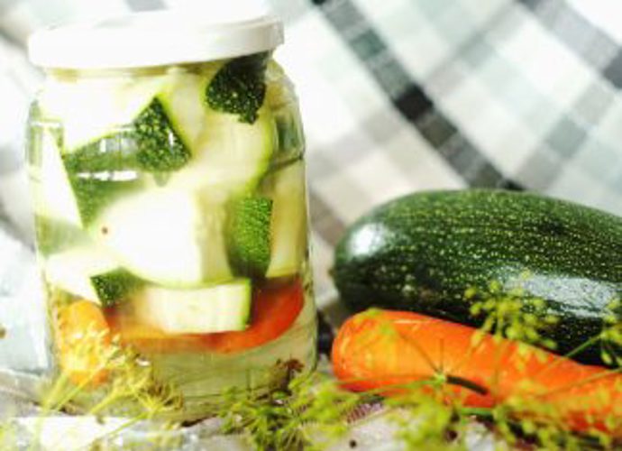 Nakládaná zelenina:

Suroviny:

1  ks květák
3  ks mrkev
3  ks cibule malá, prům. asi 3 cm
4  ks rajčata malá, ještě pevná, ne úplně dozrálá, žlutá až oranžová
3  ks paprika
4  ks kozí rohy
5  ks feferonka
1  ks kořen petržele
1  ks celer bulva
3  stroužek česnek
40  g sůl
1  l voda.

Postup:

Svaříme vodu se solí na 4% roztok (na 1 l vody 40 g soli) a necháme vychladnout. Zeleninu oloupeme a očistíme. Květák rozebereme na menší růžičky, mrkev a petržel nakrájíme na 2 - 3cm kousky, celer na 1cm plátky a ty na 2 - 3cm velké kousky. Zeleninu naskládáme do 2- nebo 5litrových lahví, skládáme těsně k sobě a zlehka je stiskneme dolů. Nahoře uděláme věneček z celerového listí a vše zajistíme dřevěnými nebo umělohmotnými pružnými proužky (pérky) tak, aby po zalití vychladlým roztokem zůstala zelenina potopená a nevyplavávala na hladinu. Naplněné sklenice se nechají stát při pokojové teplotě (nejlépe na nějakém tácu či plechu, při kvašení se stane, že voda "přešumí") tak dlouho, dokud neproběhne proces mléčného kvašení (podle teploty v místnosti tak 5 - 6 dní). Láhve se v tuto dobu nezavírají, víčko se na ně jen položí, aby se do láhví neprášilo či nespadl dovnitř nějaký hmyz. Pokud se udělá souvislý povlak, tak dolijeme solný roztok tak, až ho odstraníme (přeteče z láhve ven). Tekutina má být cca 1 cm nad zeleninou. Jakmile proběhne proces kvašení (tekutina se vyčistí - vyčeří), nasazovacími umělohmotnými víčky sklenice uzavřeme (nezavírat napevno kovovými víčky uzavírací hlavou!!!) a nechají ve sklepě (nebo spíži s konstantní teplotou - nesmí tam mrznout nebo být teplo!) asi 2 týdny dozrát. Pak je možné zeleninu jíst. Po celou dobu je třeba kontrolovat, zda je zelenina potopená a popřípadě dolévat studeným solným roztokem. Případný vytvořený šum odstraníme.