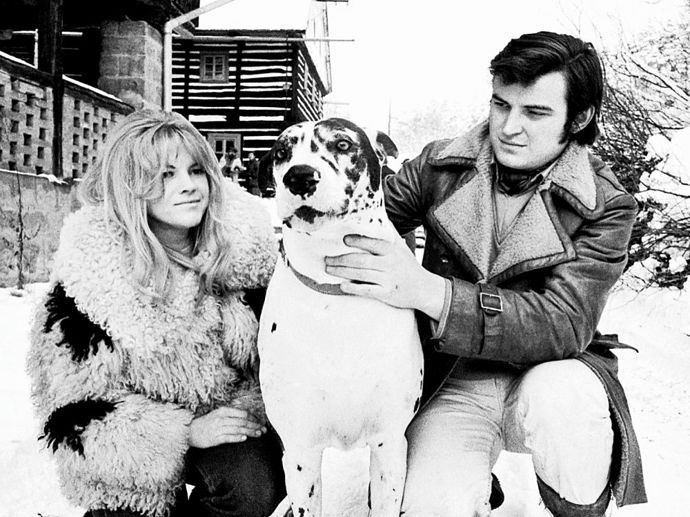 Manželé Eva Pilarová a Jaromír Mayer během natáčení televizního seriálu "Těžké životní situace zpěváků lehkých písní" nedaleko Prahy. I tento muž ji však opustil.