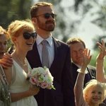 Tereza jej žádá, aby odešel, on souhlasí, ale míní odejít, až Tereza rozbalí svatební dar. Ona tak učiní a zjistí, že dárek je urna se jménem Jan Benda.