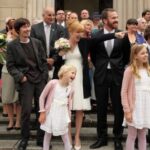 Ukazuje se, že jej nikdo nezná. Později se představí jako Jan Benda. Všichni ho mají rádi, vtírá se, hraje si s dětmi.