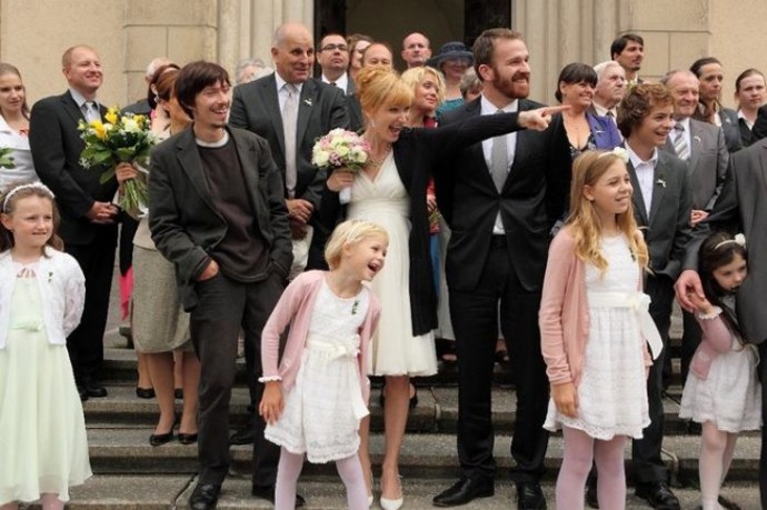 Ukazuje se, že jej nikdo nezná. Později se představí jako Jan Benda. Všichni ho mají rádi, vtírá se, hraje si s dětmi. 