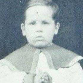 Narodil se v Praze v českožidovské rodině, jeho otec Ota Kraus přežil holocaust.