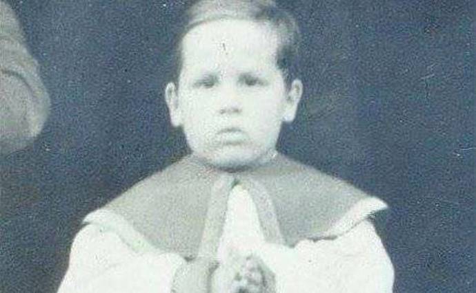 Narodil se v Praze v českožidovské rodině, jeho otec Ota Kraus přežil holocaust.