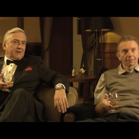 Bruno i Aneta jsou však v rolích outsiderů a nedokáží odporovat dominanci Cyrila, který určuje, co, kdy a jak se bude dít. Bruno má vzhledem k neodvratnému konci své existence jiné priority, nežli si představuje Cyril, který mu vnucuje sex s Tali.