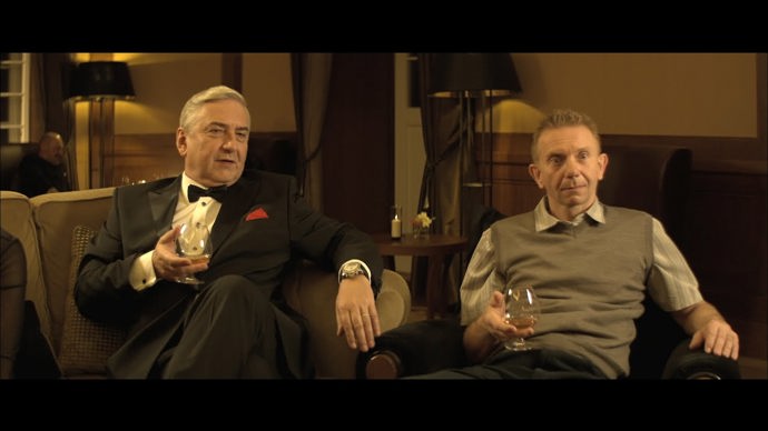 Bruno i Aneta jsou však v rolích outsiderů a nedokáží odporovat dominanci Cyrila, který určuje, co, kdy a jak se bude dít. Bruno má vzhledem k neodvratnému konci své existence jiné priority, nežli si představuje Cyril, který mu vnucuje sex s Tali. 