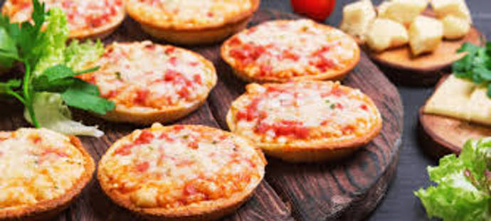 Minipizza:

Suroviny:

pizza
300 g polohrubé mouky
150 ml vody
1 lžíce olivového oleje
10 g droždí
1 lžíce cukru krupice
2 lžičky soli
olej na vymazání plechu.

náplň
200 g drcených rajčat
200 g mozzarelly
150 g tuňáka v oleji
150 g kukuřice
1 svazek mladé cibulky
oregano
pepř v mlýnku.

Postup:

Droždí rozdrolíme, dobře smícháme s vlažnou vodou, přidáme mouku, olej, ochutíme solí a cukrem, dobře promícháme. Těsto dopracujeme rukama na pomoučeném vále.

Bochánek těsta přikryjeme utěrkou a necháme 30 minut kynout. Těsto pak znovu krátce prohněteme, tvarujeme pizzy a pokládáme je na vymazaný plech olejem.

Hotové kolečka těsta potřeme drcenými rajčaty, poklademe plátky mozzarelly, tuňákem, posypeme kukuřicí, cibulkou, oreganem, mírně opepříme a vložíme do rozehřáté trouby asi na 8 až 10 minut na nejvyšší výkon.

