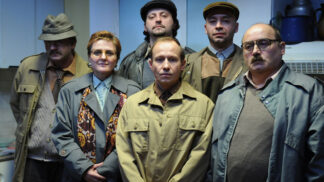 Antonínova nesmyslná snaha získat Kláru pro sebe ho obrací nejen proti tradičním nepřátelům režimu, ale i proti vlastním lidem a systému samotnému. 