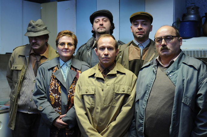 Antonínova nesmyslná snaha získat Kláru pro sebe ho obrací nejen proti tradičním nepřátelům režimu, ale i proti vlastním lidem a systému samotnému. 