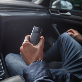 Moderní alternativa  klasického kouření - přístroj glo - má velkou výhodu v tom, že nezapáchá, nedýmí a nepadá z něj popel, můžete si ho tedy dopřát i v autě, kanceláři nebo restauraci.