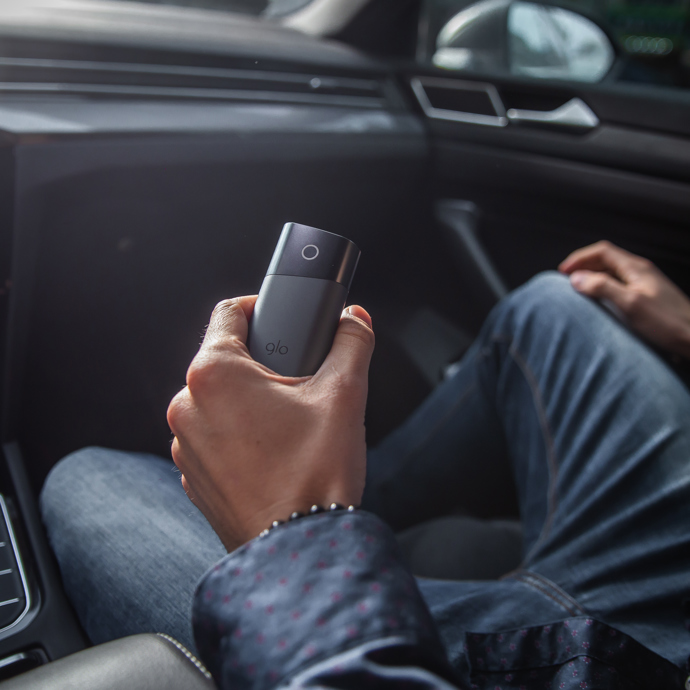 Moderní alternativa  klasického kouření - přístroj glo - má velkou výhodu v tom, že nezapáchá, nedýmí a nepadá z něj popel, můžete si ho tedy dopřát i v autě, kanceláři nebo restauraci.