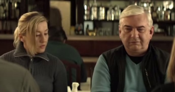 Cyril dává na každém kroku najevo svou aroganci a nadřazenost. Když se jeho bratr Bruno k ničemu nemá, ujme se sám iniciativy a vyspí se s Tali. Přizná to i Renému, který mu slíbí pomstu. René se rozhodne Cyrila zabít, je však zadržen i se společníkem Šimim slovenskou policií.