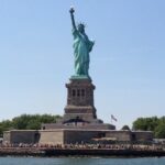 Nakonec se rozhodl inspirovat římskou bohyní svobody Libertas, která byla zobrazována s pochodní a "tabulí" reprezentující zákon. 