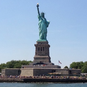 Nakonec se rozhodl inspirovat římskou bohyní svobody Libertas, která byla zobrazována s pochodní a "tabulí" reprezentující zákon. 
