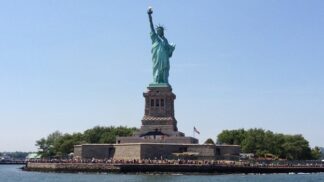 Nakonec se rozhodl inspirovat římskou bohyní svobody Libertas, která byla zobrazována s pochodní a "tabulí" reprezentující zákon. 