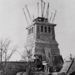 Projekt stavby sochy byl veřejně představen v roce 1875 a během toho, jak se sbíraly peníze na její výstavbu, Bartholdi už dlouho pracoval na ideálním designu. 