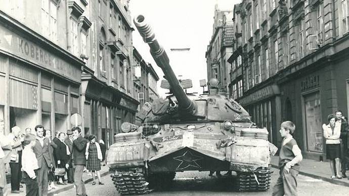 Došlo k zatčení a internaci československých vedoucích představitelů – Dubčeka, Smrkovského, Černíka a dalších. Masové spontánní protesty trvaly týden. Vojska SSSR zde zůstala až do roku 1991.