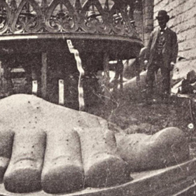  4. července 1884 pak dokončenou sochu Bartholdi představil americkému velvyslanci ve Francii, ale až rok trvalo, než mohla být rozebrána a poslána za oceán. 