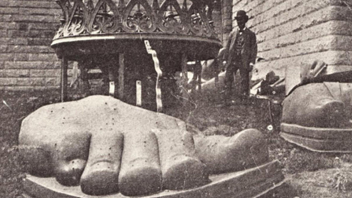  4. července 1884 pak dokončenou sochu Bartholdi představil americkému velvyslanci ve Francii, ale až rok trvalo, než mohla být rozebrána a poslána za oceán. 