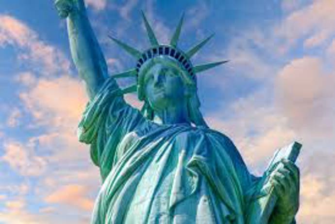 Stavba jejího podstavce totiž nešla podle plánů kvůli nedostatku financí, ale naštěstí se i s pomocí Josepha Pulitzera podařilo od veřejnosti vysbírat více než 100 tisíc dolarů a podstavec byl dokončen. 