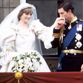 Jedny ze svatebních šatů, které se skutečně zapsaly do módní historie, si v roce 1981 oblékla princezna Diana, když si ve Westminsterském opatství brala za muže korunního prince Charlese. Diana si tak na sebe oblékla šaty z hedvábí, taftu a starožitné krajky, posázené deseti tisíci perliček a krystalů.