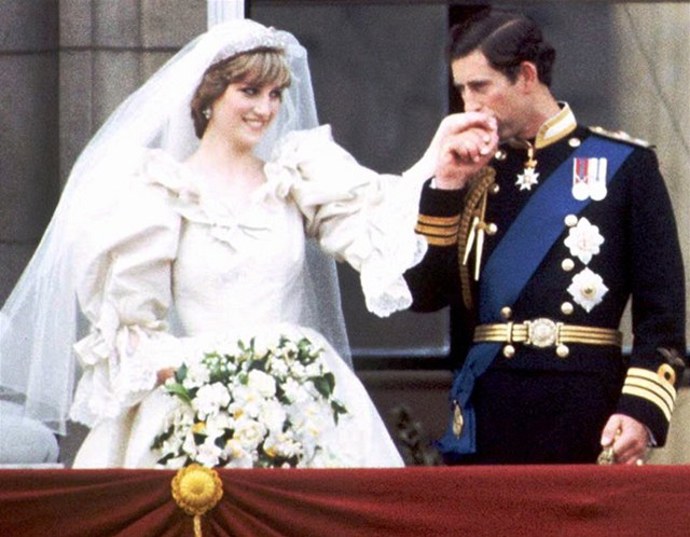 Jedny ze svatebních šatů, které se skutečně zapsaly do módní historie, si v roce 1981 oblékla princezna Diana, když si ve Westminsterském opatství brala za muže korunního prince Charlese. Diana si tak na sebe oblékla šaty z hedvábí, taftu a starožitné krajky, posázené deseti tisíci perliček a krystalů.