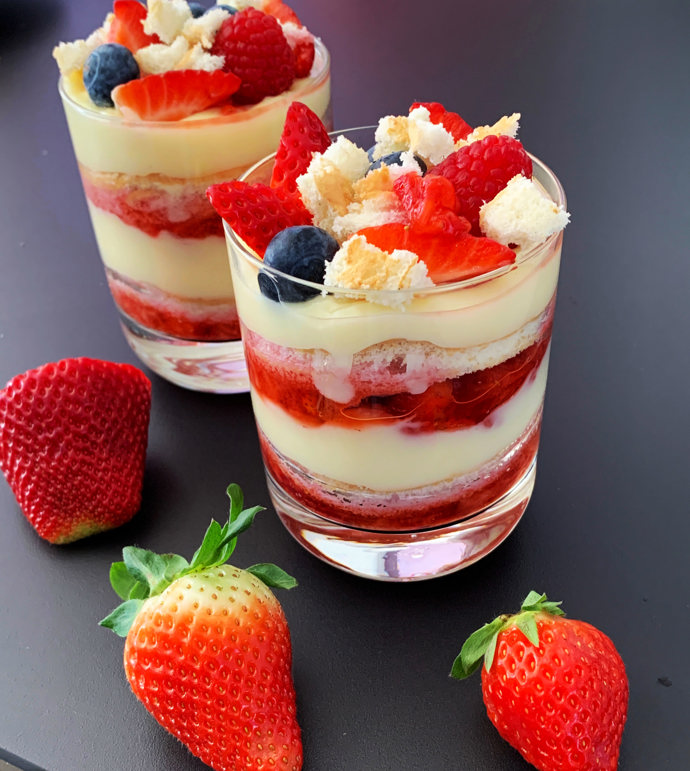 Vanilkový pudink s mascarpone a ovocem:

Suroviny:

500 ml mléka
4 lžičky krupicového cukru
1 sáček vanilkového pudinku
150 g mascarpone
250 g jahod
1/2 hrnku borůvek
mátové lístky na ozdobu.

Postup:

Nejdříve si uvaříme vanilkový pudink tak, že do hrnce se silným dnem dáme vařit 400 ml mléka. Zbylých 100 ml smícháme v hrnečku s pudinkovým práškem.
Do mléka na sporáku přisypeme krupicový cukr a ještě předtím, než se začne vařit, zašleháme mléko s pudinkovým práškem.
Přivedeme za stálého míchání k varu a na mírném plameni vaříme asi dvě minuty do zhoustnutí. Odstavíme a necháme vychladnout. Občas promícháme, aby se netvořil škraloup.
Jahody omyjeme, očistíme a asi třetinu jich nakrájíme na malé kousky.
Do vychladlého pudinku zašleháme mascarpone a nakrájené jahody. Rozdělíme do pohárů nebo misek a dozdobíme zbylými jahodami a borůvkami. Nakonec do každé misky zapíchneme lístek máty.
