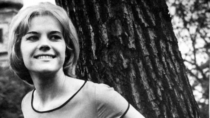 Eva Pilarová  byla česká zpěvačka a herečka. Trojnásobná vítězka čtenářské ankety Zlatý slavík v kategorii zpěvaček.