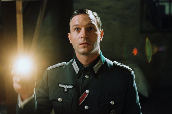 Největší ranou je však rozhodnutí, podle kterého mají být všichni Židé umístěni do uzavřeného areálu, obehnaného vysokými zdmi - na místo, které brzy vstoupí do dějin jako Varšavské ghetto.