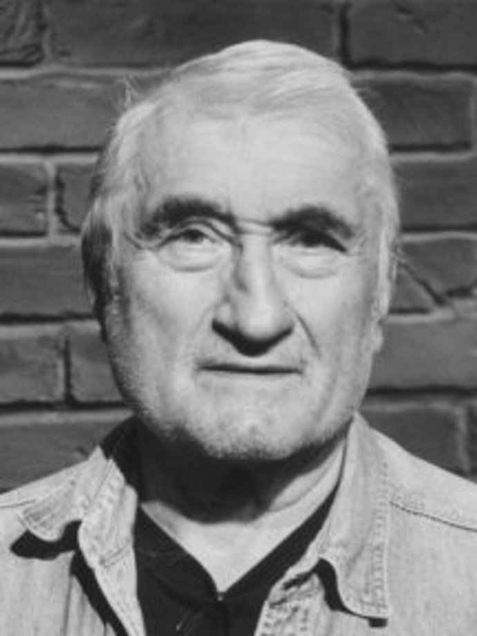 Vyučil se původně nástrojařem a po maturitě na strojní průmyslovce se čtyřikrát marně pokoušel dostat na studium herectví na DAMU. Začínal jako řadový statista v teplickém divadle.