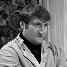 V roce 1960 začal hrát v Severomoravském oblastním divadle v Šumperku, v letech 1961–1963 působil v Západočeském divadle Klatovy, 1963–1965 ve Východočeském divadle Pardubice. V roce 1966 zakotvil na jedenáct let v pražském Činoherním klubu, kde byl spolutvůrcem jeho nejslavnější éry.