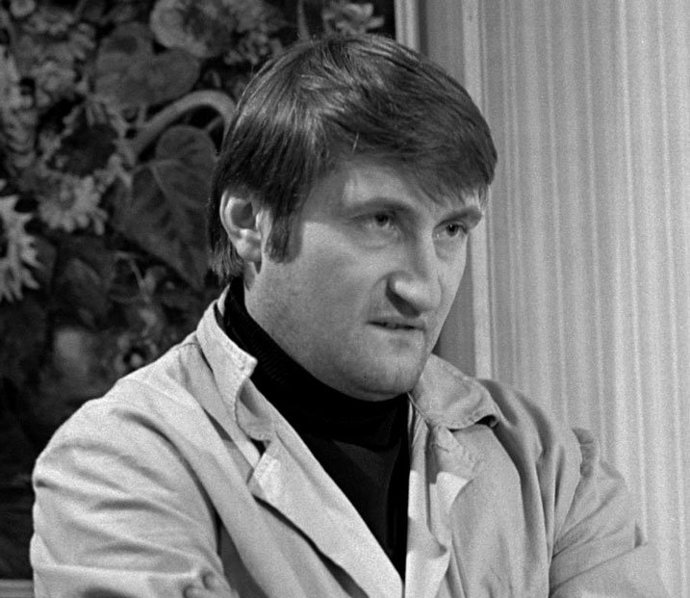 V roce 1960 začal hrát v Severomoravském oblastním divadle v Šumperku, v letech 1961–1963 působil v Západočeském divadle Klatovy, 1963–1965 ve Východočeském divadle Pardubice. V roce 1966 zakotvil na jedenáct let v pražském Činoherním klubu, kde byl spolutvůrcem jeho nejslavnější éry.