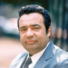 Teprve později se pokusil dostat na brněnskou JAMU (Janáčkova akademie múzických umění), což se mu na druhý pokus podařilo a po absolutoriu v roce 1953 nastoupil do Vesnického divadla, kde jej v roce 1954 (v divadelní hře Hledač světla) objevil E. F. Burian, který jej také angažoval.