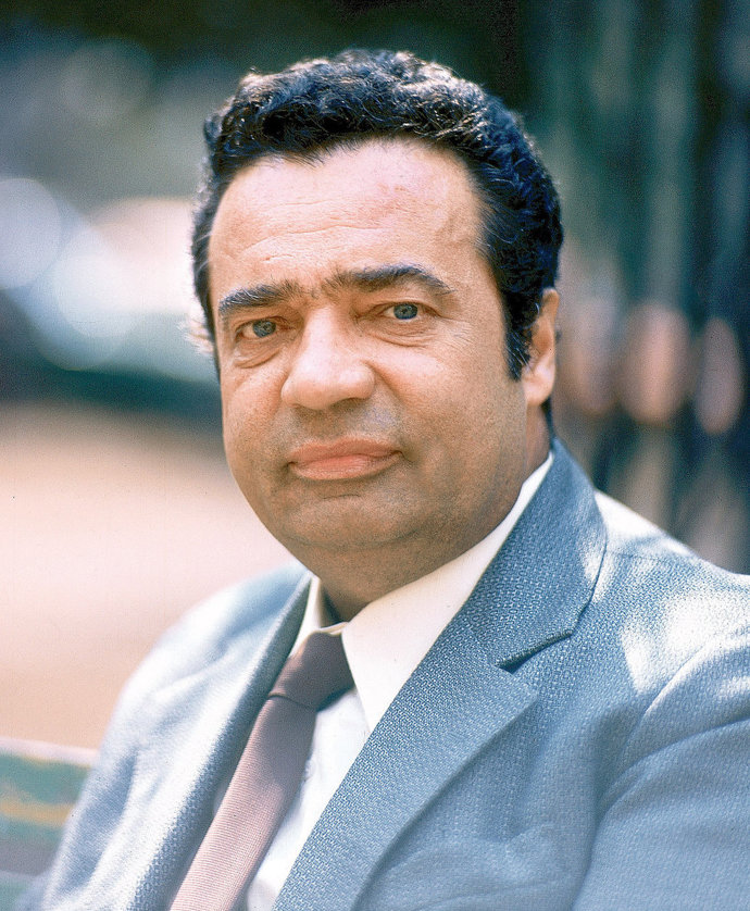 Teprve později se pokusil dostat na brněnskou JAMU (Janáčkova akademie múzických umění), což se mu na druhý pokus podařilo a po absolutoriu v roce 1953 nastoupil do Vesnického divadla, kde jej v roce 1954 (v divadelní hře Hledač světla) objevil E. F. Burian, který jej také angažoval.