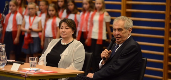 Zeman je náruživým kuřákem. Během své kampaně při volbě prezidenta v roce 2013 sám přiznal, že denně vypije šest sklenic vína a tři „panáky“ tvrdého alkoholu.