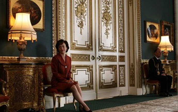 Kromě toho je Anglie stále ještě malou, zranitelnou protestantskou zemí, která nutně potřebuje silného spojence. Neboť katolíci, vedení Španělskem, čekají na první příležitost, aby se mohli zmocnit trůnu kacířské královny.