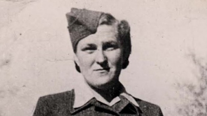 Hermine Braunsteinerová, později Ryanová, alias Kobyla z Majdanku, byla vůbec prvním nacistickým válečným zločincem, kterého Spojené státy vydaly před soud v Německu. Moc nad bezbrannými obětmi si doslova užívala – bičovala ženy k smrti, děti házela za vlasy na korby nákladních vozů, vězně věšela či po nich dupala ve speciálních botách opatřených ocelovými háčky. Odseděla si téměř dvacet let, po propuštění zemřela.
